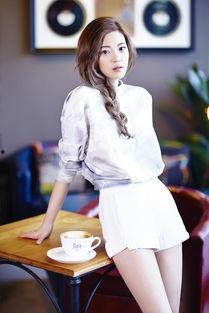 王妍之照片,光影中的魅力演绎 第3张 王妍之照片,光影中的魅力演绎 第3张